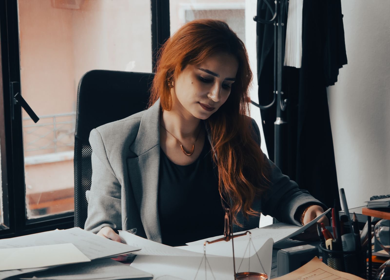 Maître Ghariba El Hardaj, avocate à Tanger, recevant un client