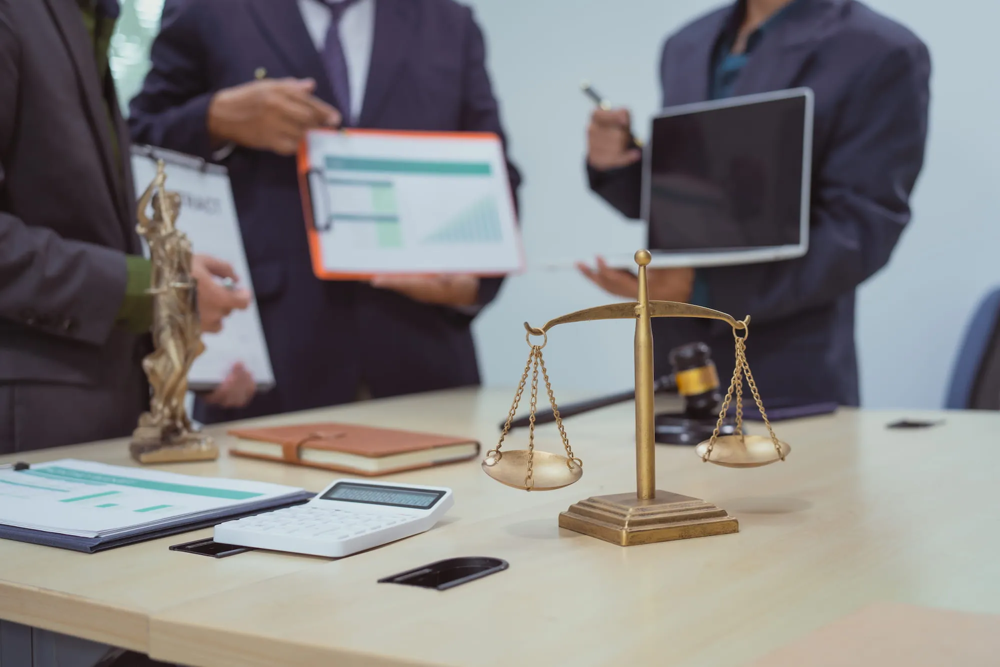 Avocat en droit commercial à Tanger consultant des documents juridiques avec un client