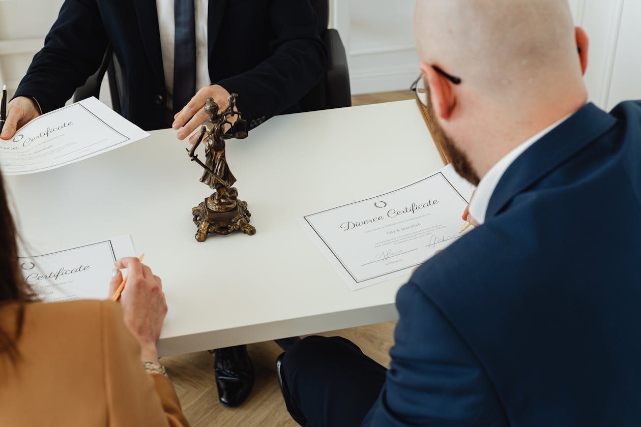 Avocate examinant un contrat de travail avec clause de non-concurrence au Maroc